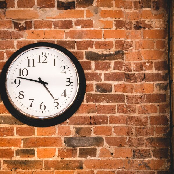 kaboompics.com_Big clock on a brick wall